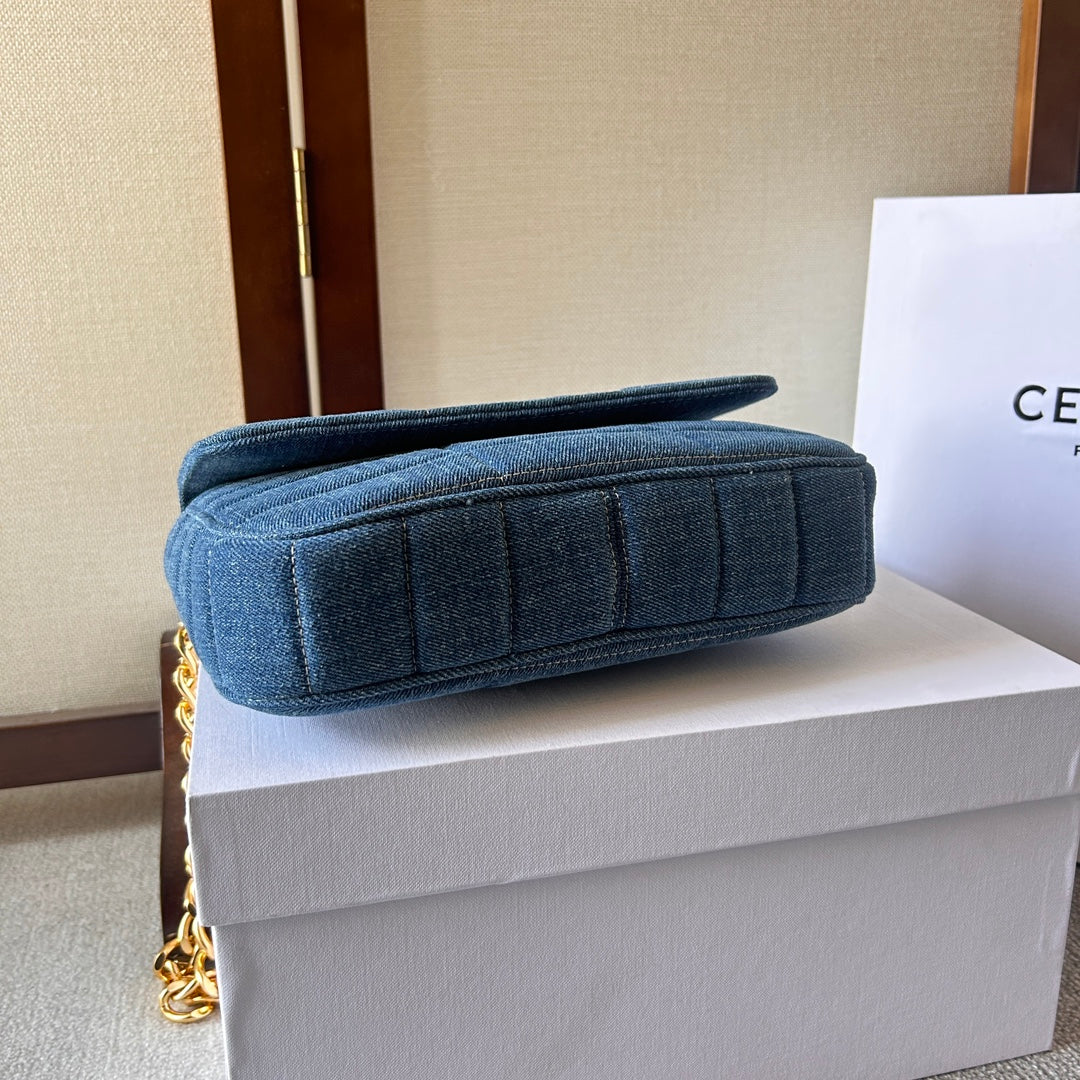 Chain Shoulder Bag Matelasse Monochrome Celine in Beige Quilted Goatskin