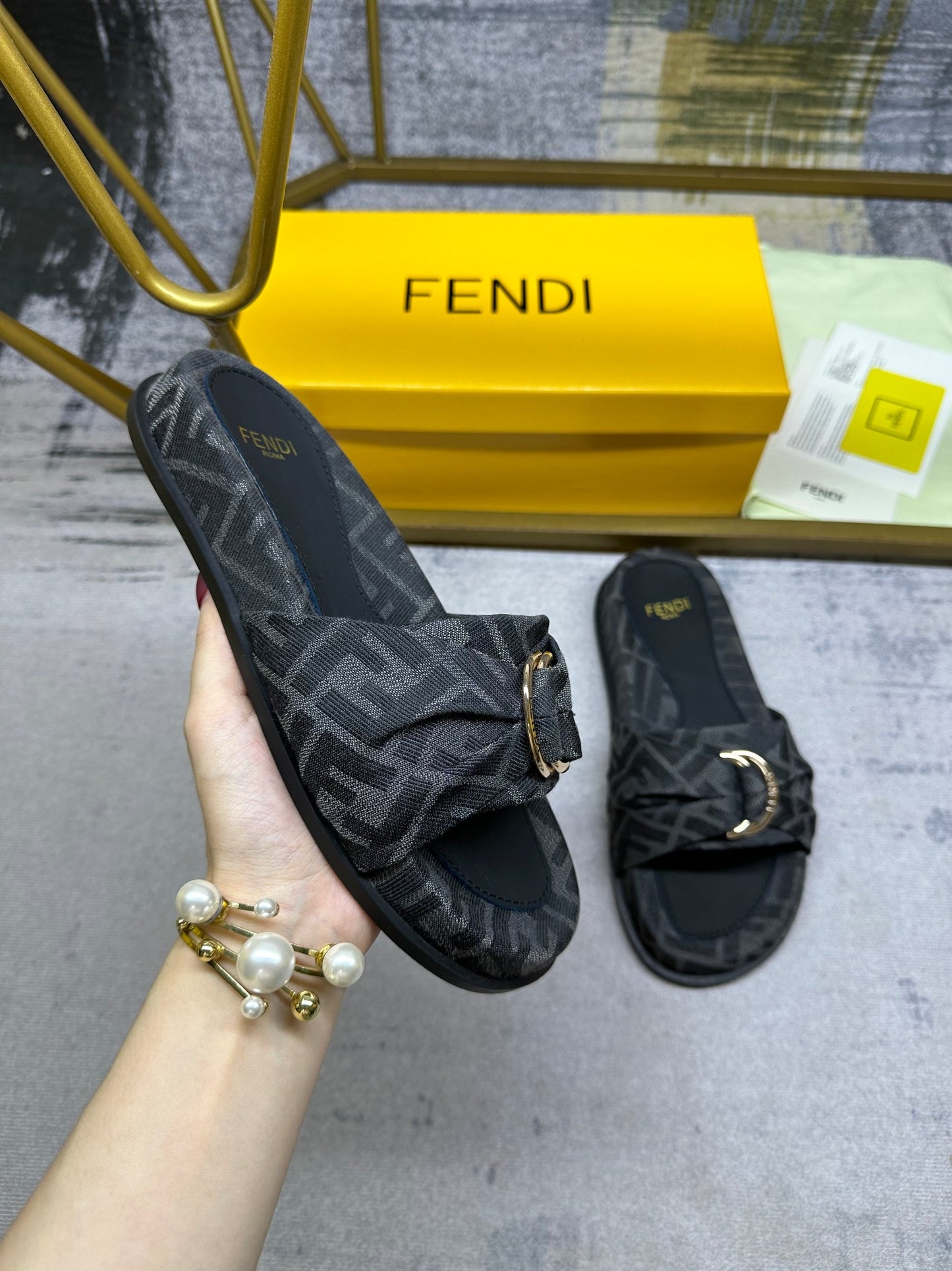 Fendi Women's Presbyopia Slippers