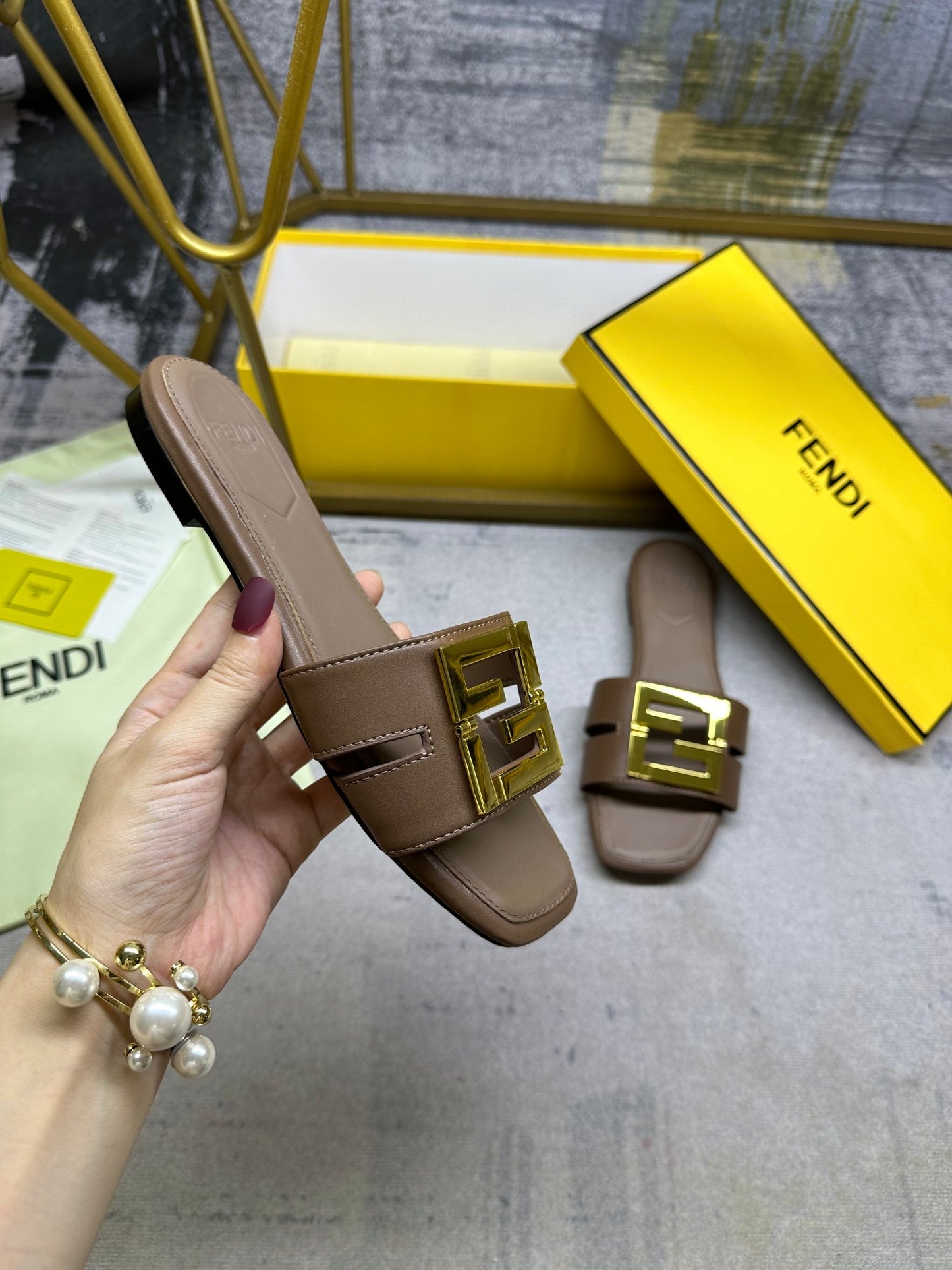 Fendi Women's Presbyopia Slippers