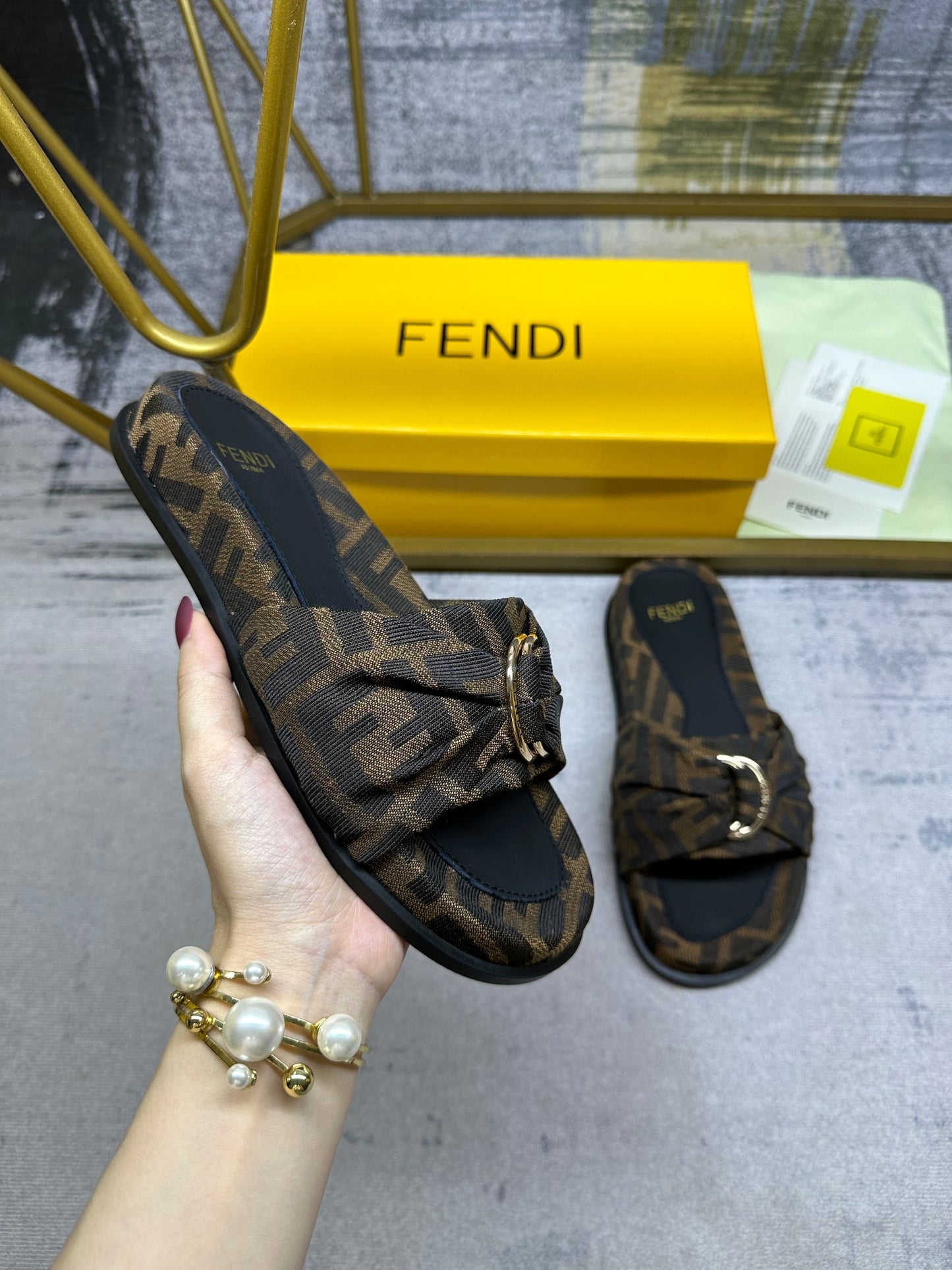 Fendi Women's Presbyopia Slippers