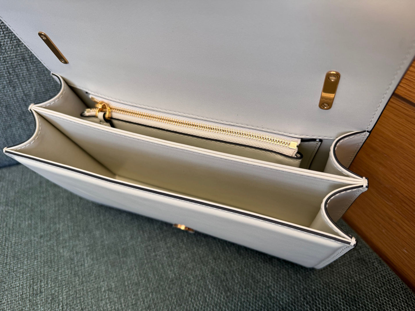 VALENTINO GARAVANI VAIN SHOULDER BAG IN SHINY CALFSKIN