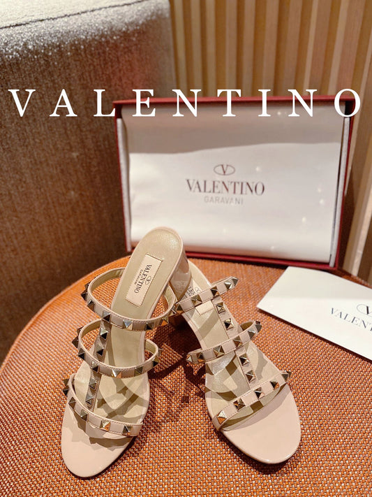 Valentino Garavani Rockstud patent leather pumps