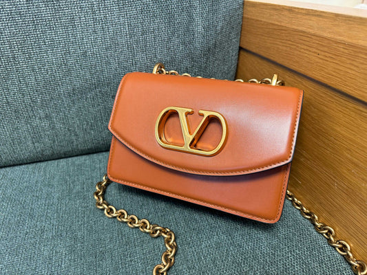 VALENTINO GARAVANI VAIN SHOULDER BAG IN SHINY CALFSKIN